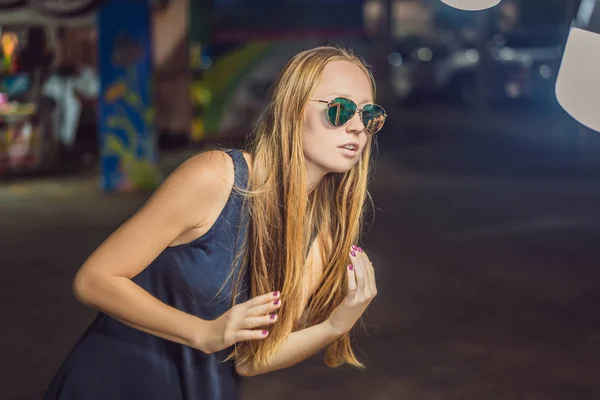 Jeune femme touriste essayer des lunettes sur la rue marche marché asiatique — Photo