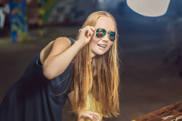 Jeune femme touriste essayer des lunettes sur la rue marche marché asiatique — Photo