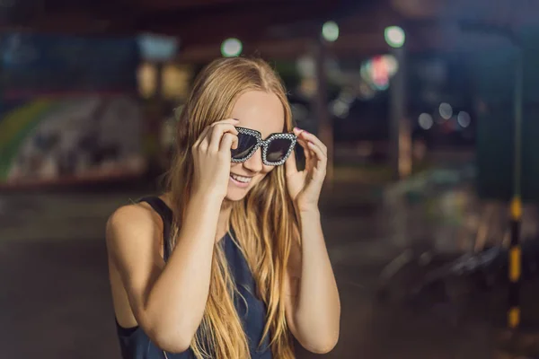 Jeune femme touriste essayer des lunettes sur la rue marche marché asiatique — Photo