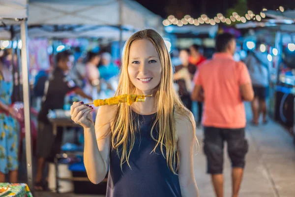 Joven turista en Walking street Mercado de comida asiática — Foto de Stock