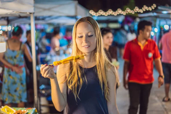 Ung kvinna turist på Walking street asiatisk matmarknad — Stockfoto