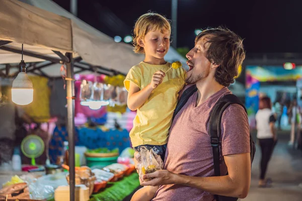 Vater und Sohn sind Touristen auf dem asiatischen Lebensmittelmarkt — Stockfoto