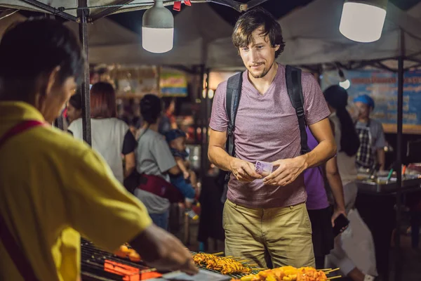 Молодой человек турист на Walking Street Азиатский продовольственный рынок — стоковое фото