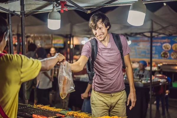 Молодой человек турист на Walking Street Азиатский продовольственный рынок — стоковое фото