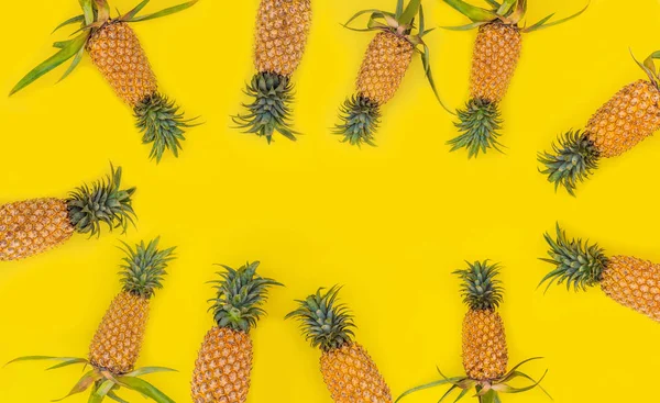 Minta a sárga háttéren világos ananász. Felülnézet. Másolja a hely. Minimál stílus. Pop-art design, kreatív nyár koncepció. Banner — Stock Fotó