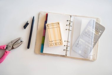 Not defteri ve beyaz arka plan üzerinde ileti örneği. İş ve çalışma için planlayıcısı. İleti örneği hayranları