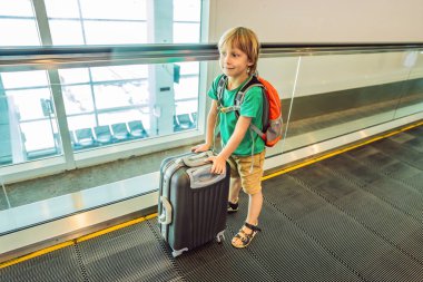 komik küçük çocuğa çanta havaalanında kapalı tatil gezisinde