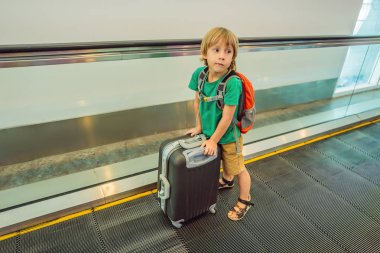 komik küçük çocuğa çanta havaalanında kapalı tatil gezisinde