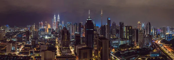 Vista panorâmica no meio do horizonte da paisagem urbana de Kuala Lumpur. Cena noturna, Malásia — Fotografia de Stock
