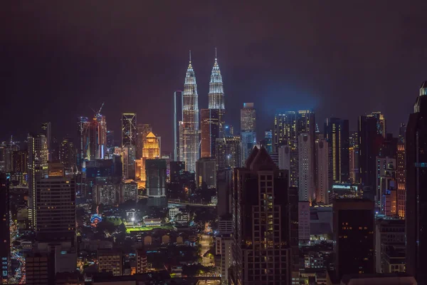 Vista panorâmica no meio do horizonte da paisagem urbana de Kuala Lumpur. Cena noturna, Malásia — Fotografia de Stock