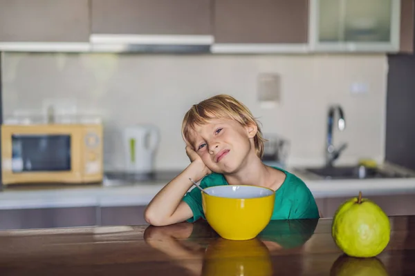 Kid vill inte äta en gröt — Stockfoto