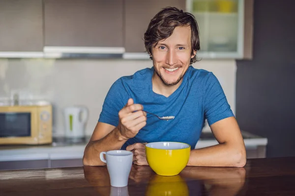 Молодой человек завтракает с вкусным молоком дома — стоковое фото