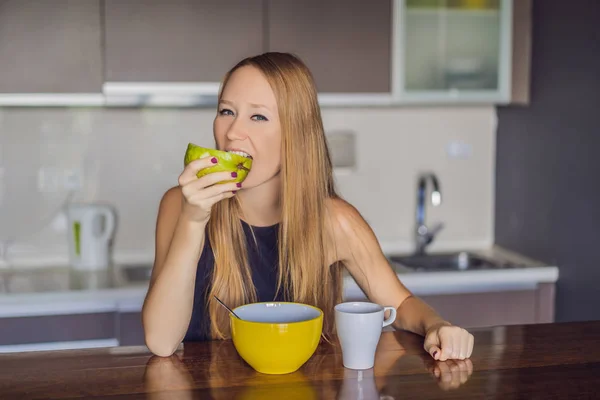 Piękna kobieta o kawę i owoce na śniadanie — Zdjęcie stockowe