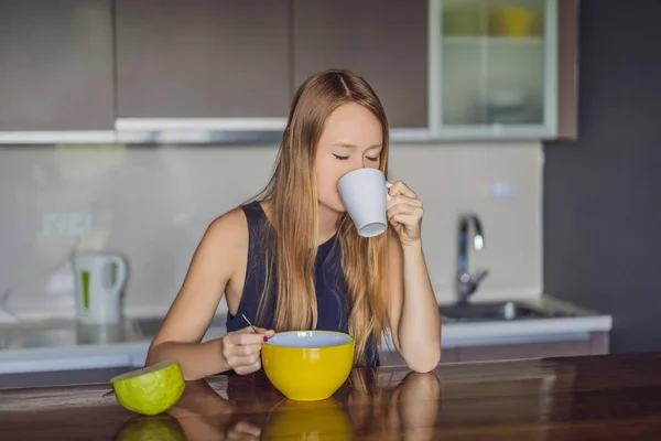 Красивая женщина с кофе и фруктами на завтрак — стоковое фото