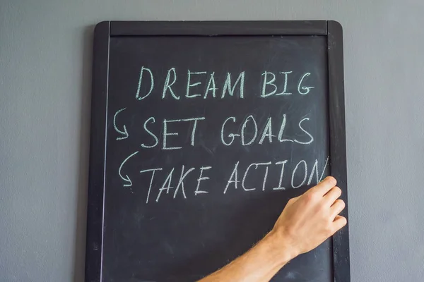 Dream Big - Set Doel - Actie ondernemen, handschrift op een krijtbord — Stockfoto