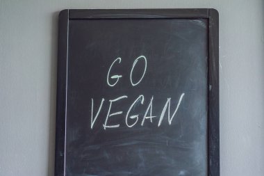 bir tahta üzerinde tebeşir vegan yazı yazı