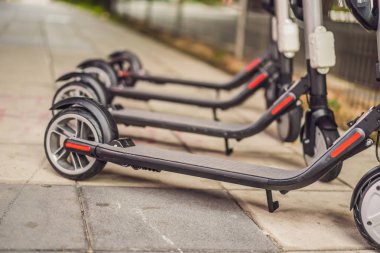 Kiralık elektrikli scooterlar. kentsel ulaşım. Elektrikli Ride Paylaşım Scooter Astarlı ve Kiralamaya Hazır