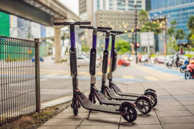 Kiralık elektrikli scooterlar. kentsel ulaşım. Elektrikli Ride Paylaşım Scooter Astarlı ve Kiralamaya Hazır