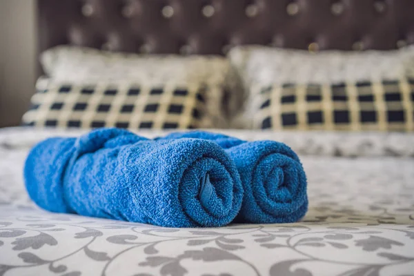 Freshly laundered fluffy towels on bed in hotel — Stock Photo, Image