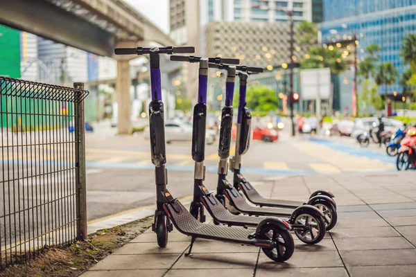 Alquiler de scooters eléctricos. transporte urbano. Scooters eléctricos para compartir paseo alineados y listos para alquilar —  Fotos de Stock
