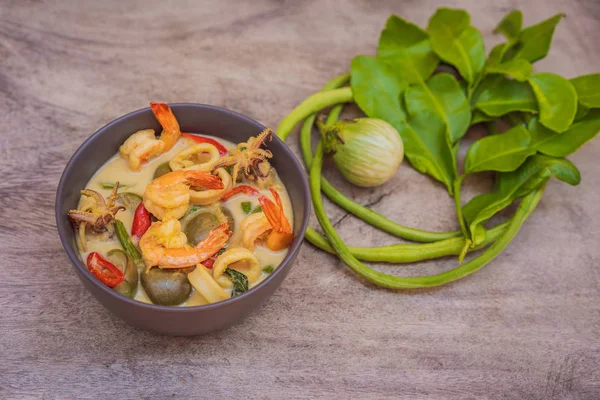 Thai étel csirke zöld curry sötét fa háttér. felülnézet — Stock Fotó