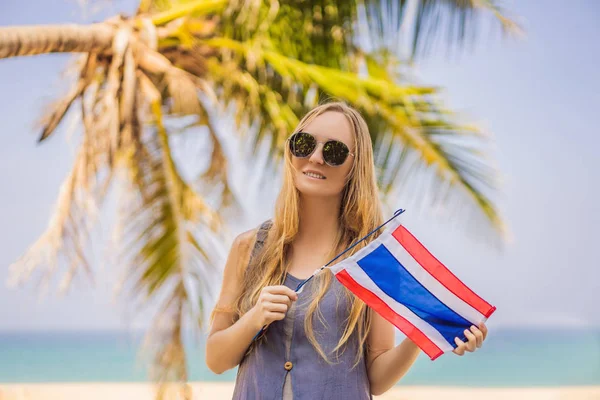 Mujer feliz divirtiéndose en la playa con bandera de Tailandia. Hermosa chica disfrutando de viajar a Asia —  Fotos de Stock