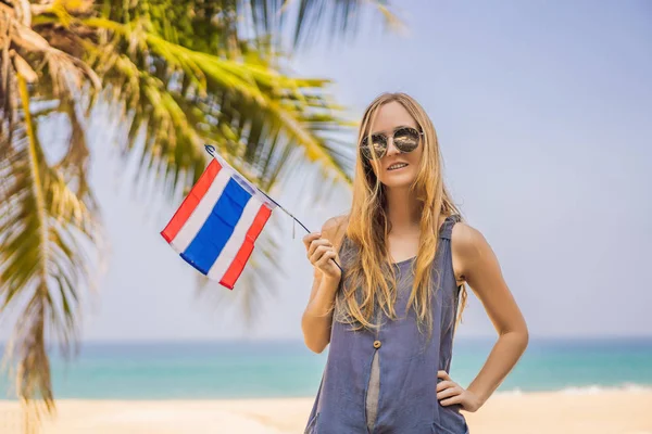 Mujer feliz divirtiéndose en la playa con bandera de Tailandia. Hermosa chica disfrutando de viajar a Asia —  Fotos de Stock