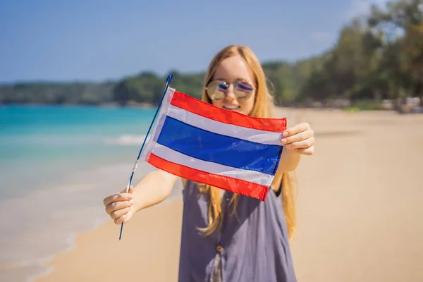 Happy woman having fun at the beach with Thailand flag. Beautiful girl enjoying travel to Asia — ストック写真