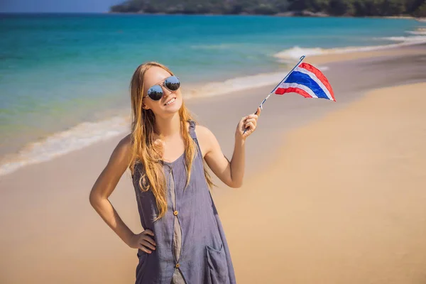 Happy woman having fun at the beach with Thailand flag. Beautiful girl enjoying travel to Asia — Φωτογραφία Αρχείου