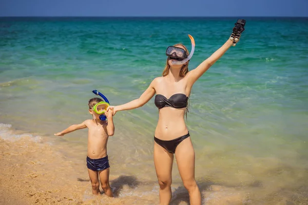 Felice madre e figlio snorkeling sulla spiaggia — Foto Stock