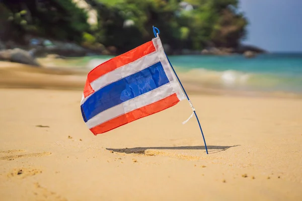 Sventolando bandiera thailandese nel soleggiato cielo blu con sfondo spiaggia estiva. Tema vacanza, concetto vacanza — Foto Stock