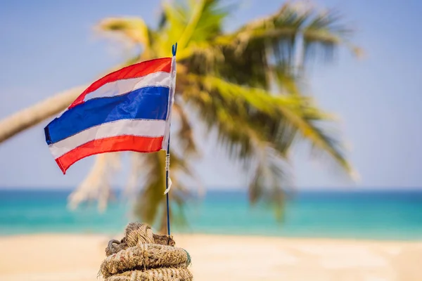 Waving Tajlandia flaga w słonecznym błękitnym niebie z letnim tle plaży. Motyw wakacji, koncepcja wakacji — Zdjęcie stockowe