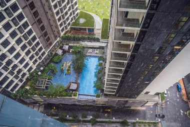 Yağmur ve havuzda gökdelenden görünüm