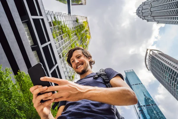 Ember segítségével Térkép app okostelefonon a háttérben a felhőkarcolók — Stock Fotó