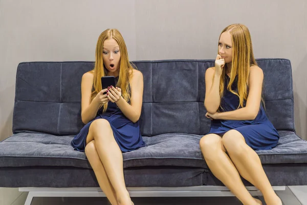 Mujer que experimenta emociones tristes utilizando un teléfono inteligente y evaluar sus emociones desde el lado. Concepto de inteligencia emocional —  Fotos de Stock