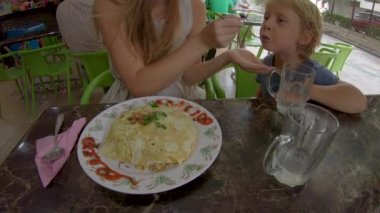 Aile geleneksel Malezya ve Endonezya gıda yeme - nasi goreng kızarmış yumurta sarılmış. Malezya ve Endonezya konseptine seyahat