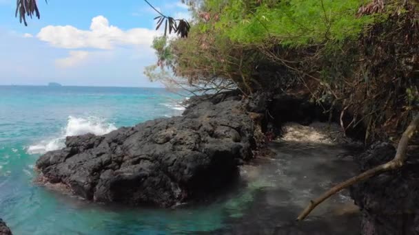 Lotnicze strzał fantastycznej plaży Blue Lagoon na wyspie Bali z krystalicznie czyste błękitną wodą i białym piaskiem otoczonym przez niesamowite czarne skały wulkaniczne — Wideo stockowe