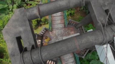 Ormanlar üzerindeki suspention köprüsünde koşan küçük bir çocuğun havadan çekilmiş fotoğrafı. Güney Doğu Asya konseptine seyahat
