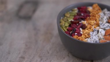 Papaya, ejderha meyve, granola, kurutulmuş kiraz ve kabak çekirdeği ile bir smoothie kase Closeup çekim. Sağlıklı kahvaltı konsepti