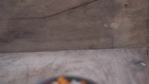 Primer plano de un tazón de batido con papaya, fruta de dragón, granola, cereza seca y semillas de calabaza. Concepto de desayuno saludable — Vídeos de Stock