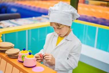 Çocuk oyunu çocuk mutfağında aşçıymuş gibi oynuyor.