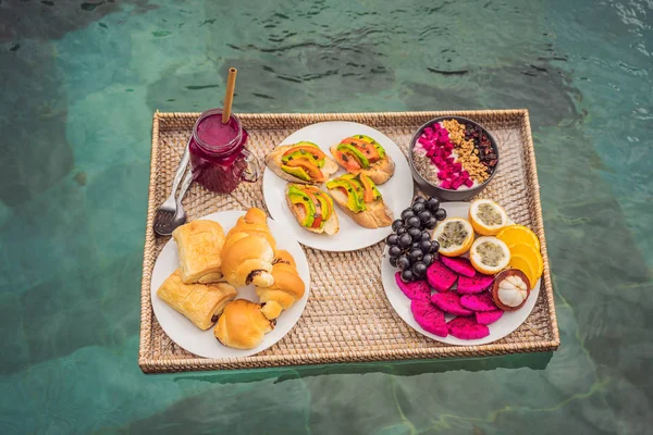 Bandeja de pequeno-almoço na piscina, pequeno-almoço flutuante em smoothies hotel de luxo e prato de frutas, tigela de smoothie junto à piscina do hotel. Dieta de verão exótica. Estilo de vida na praia tropical. Bali Trend — Fotografia de Stock