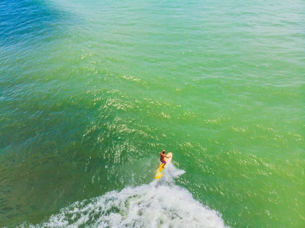 En Flygbild av surfare som väntar på en våg i havet på en klar dag — Stockfoto
