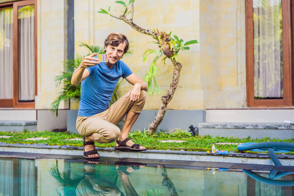 Работник бассейна проверяет бассейн на безопасность. Измерение хлора и рН бассейна
