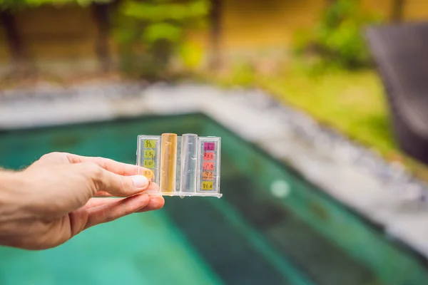 Medición de cloro y pH de una piscina — Foto de Stock
