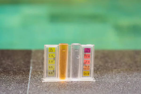 Measurement of chlorine and PH of a pool — Stock Photo, Image
