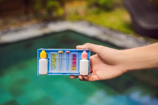 Measurement of chlorine and PH of a pool — Stock Photo, Image