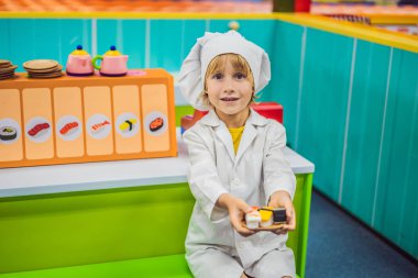 Çocuk oyunu çocuk mutfağında aşçıymuş gibi oynuyor.