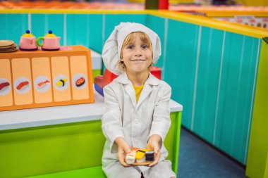 Çocuk oyunu çocuk mutfağında aşçıymuş gibi oynuyor.