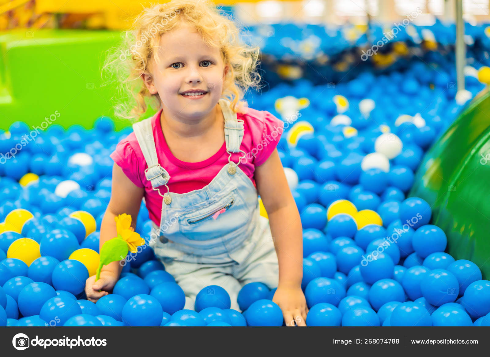 Fundo de muitas bolas coloridas de plástico na piscina de bolas em uma sala  de jogos para crianças